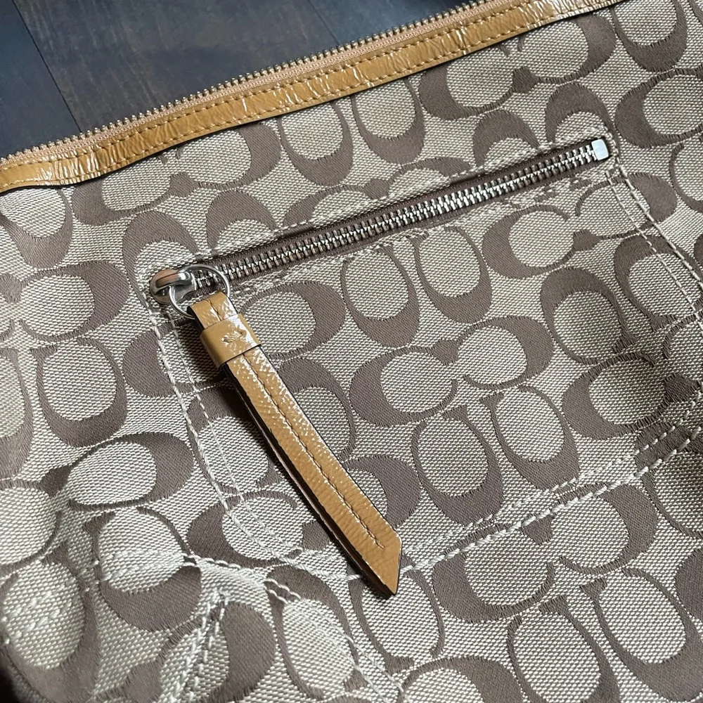 Coach Brown Tan Shoulder Bag with Signature Design - Picture 2 of 7